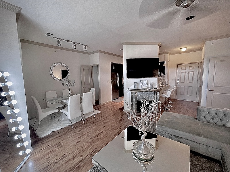 M Palace- 1 Bedroom GLITZY GLAMOROUS Apartment - Photo 2