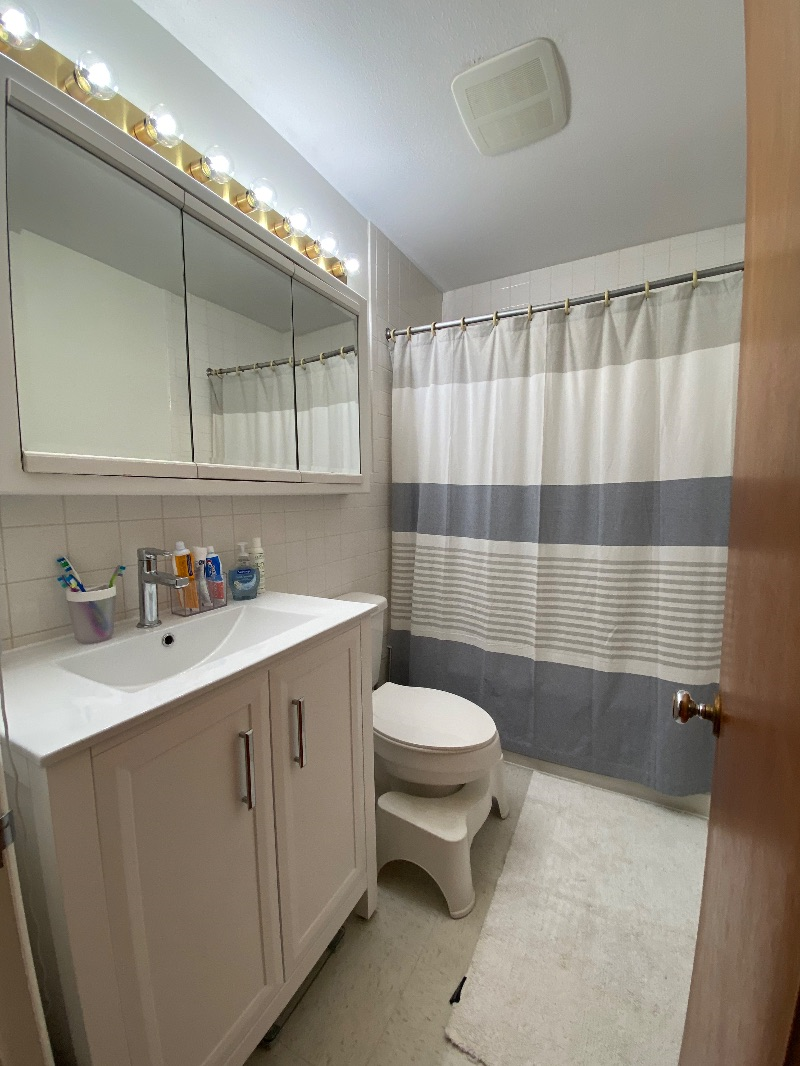 Two bed one bath suburban home - Photo 11