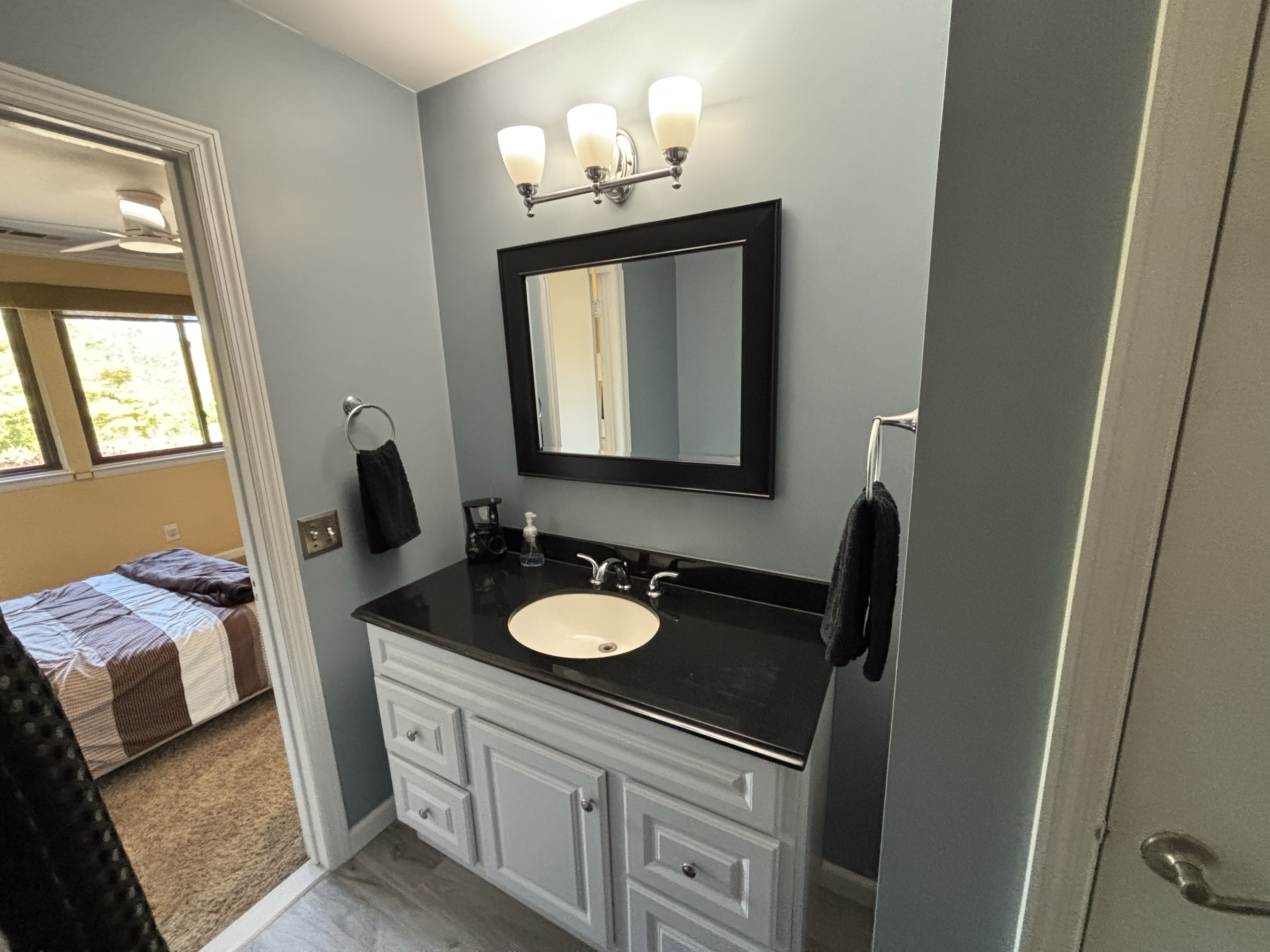 Beautiful room in condo for rent - Photo 3