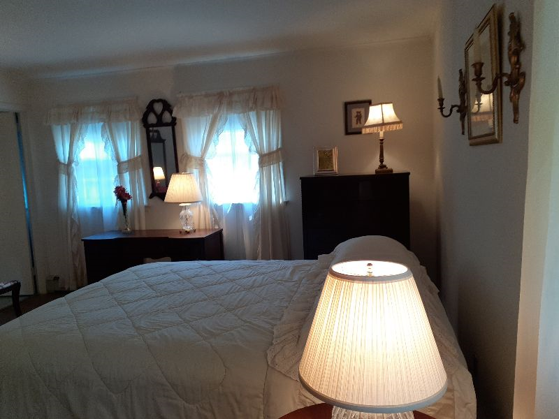 Large, sunny, peaceful private room in private home just a few miles away from Greenwich Hospital (C - Photo 10