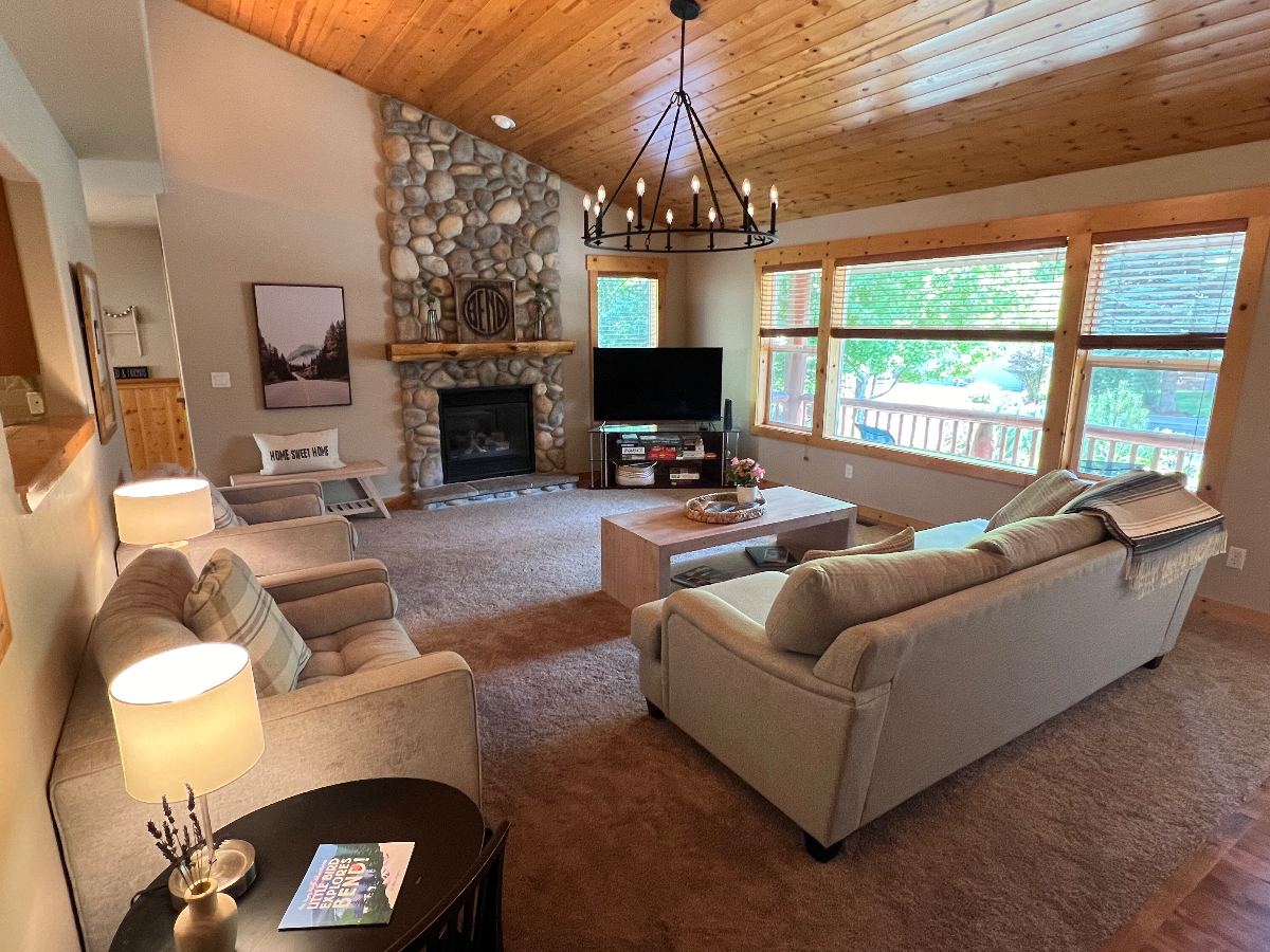 Enjoy a quiet neighborhood with a one level, 3 bed, 2 bath lovely home - Photo 2