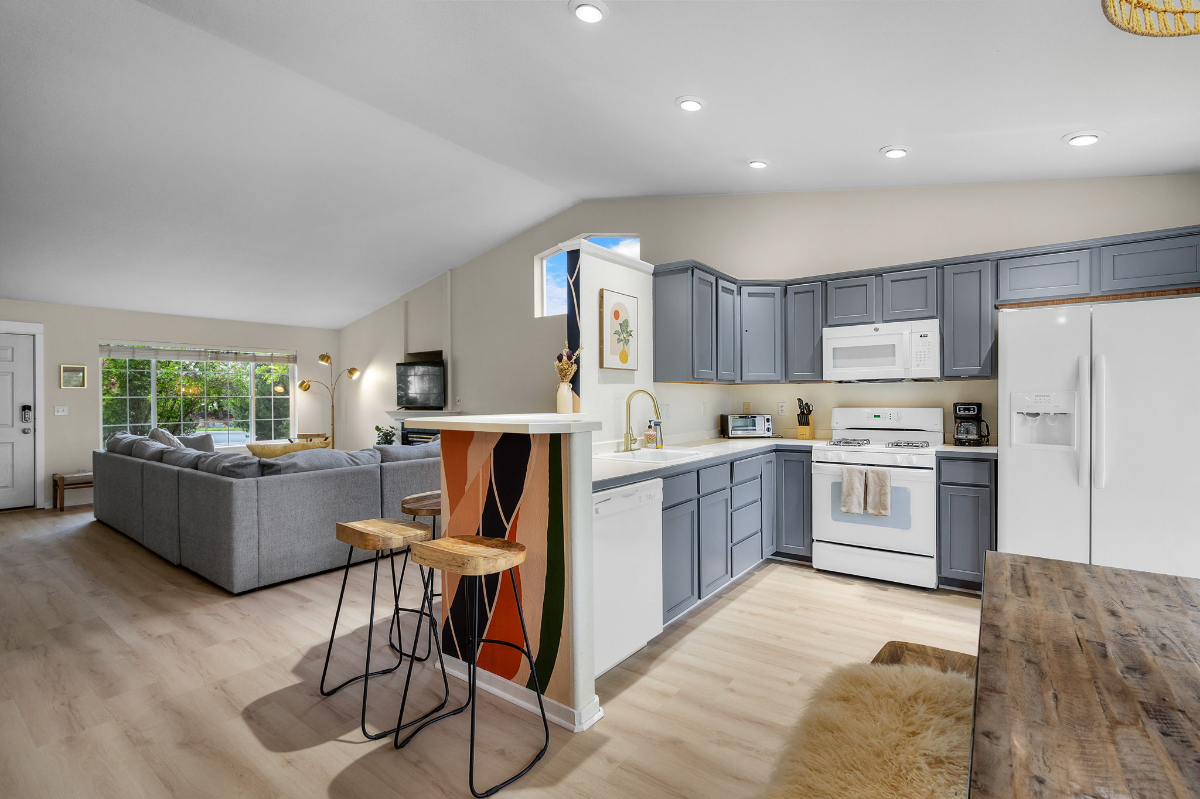 GORGEOUS HOME 6 min drive to hospital, 8 min drive to downtown, walk to breweries park - Photo 3