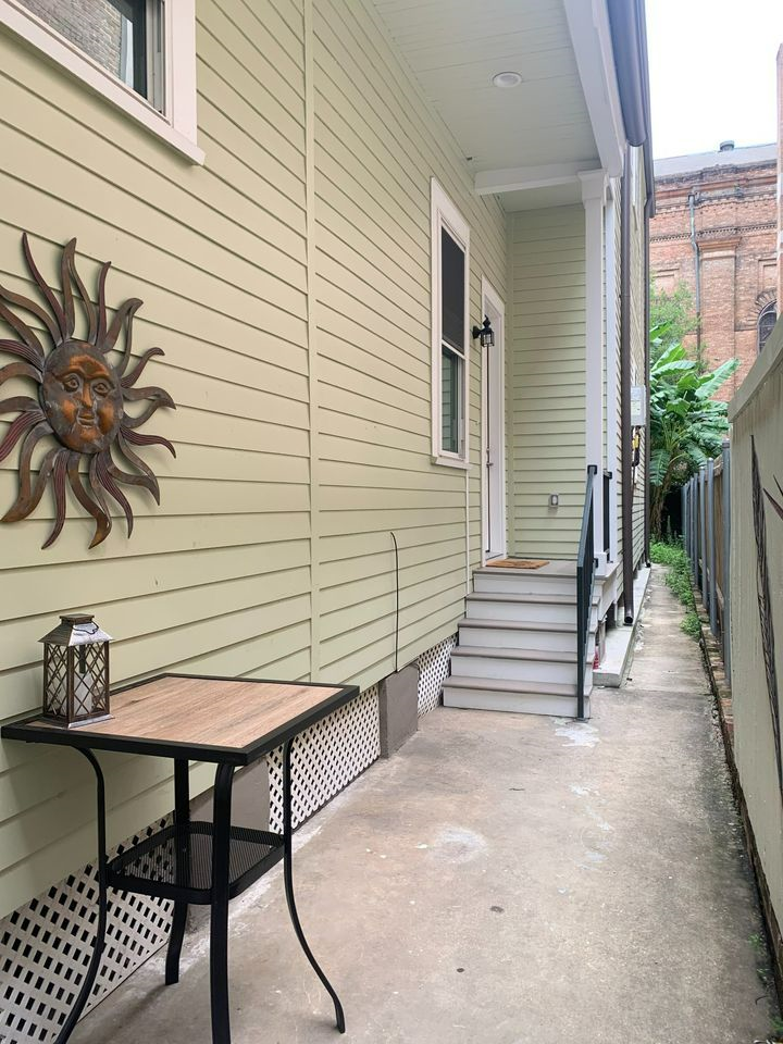1 Br Apt Steps to Magazine in the LGD