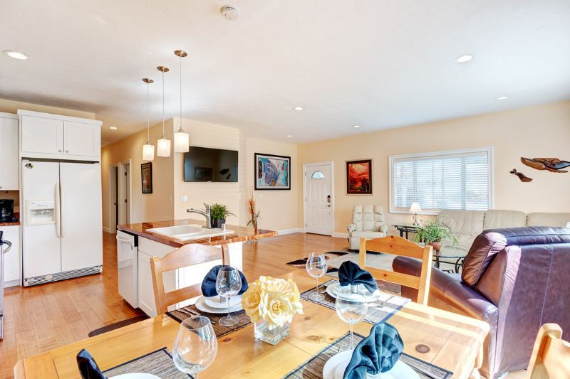 Corporate House 2 Bed /Garage, RV carport, Outdoor Living, Spacious, Private - Photo 2