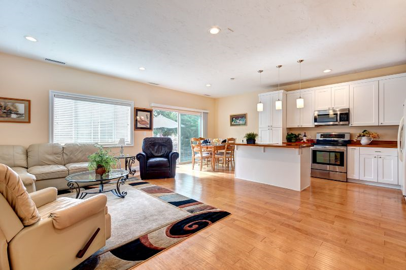 Corporate House 2 Bed /Garage, RV carport, Outdoor Living, Spacious, Private - Photo 1