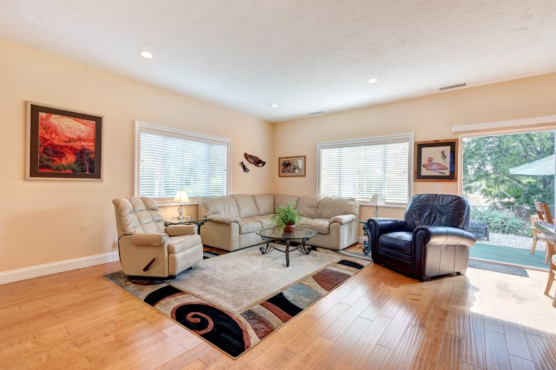 Corporate House 2 Bed /Garage, RV carport, Outdoor Living, Spacious, Private - Photo 3