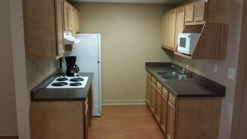 Private Twin Bedroom in Large Shared Suite - Photo 3