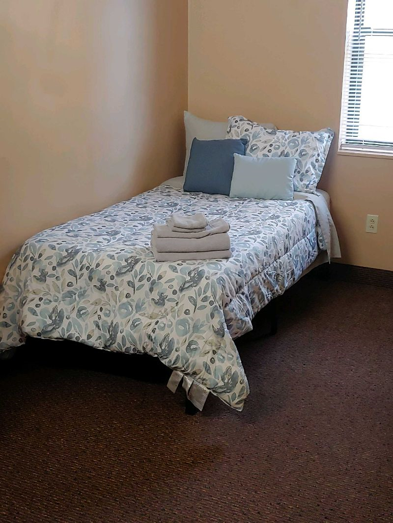 Private Twin Bedroom in Large Shared Suite - Photo 8