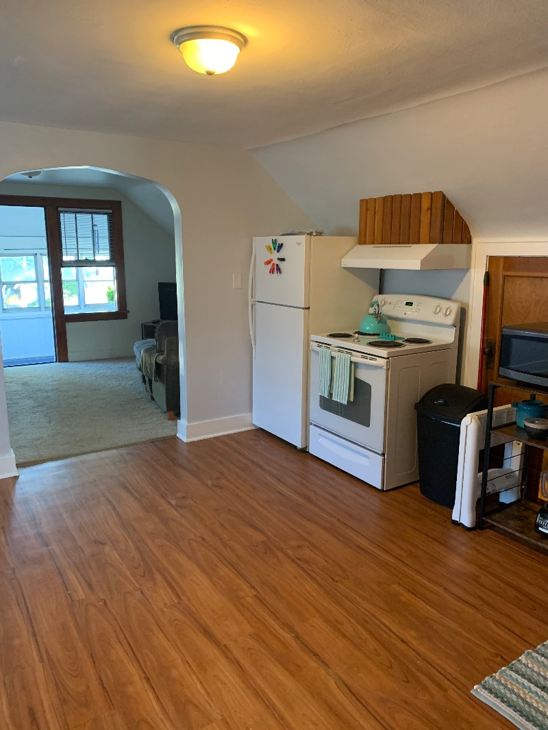 Charming fully furnished apartment 3 blocks from CVPH - Photo 1