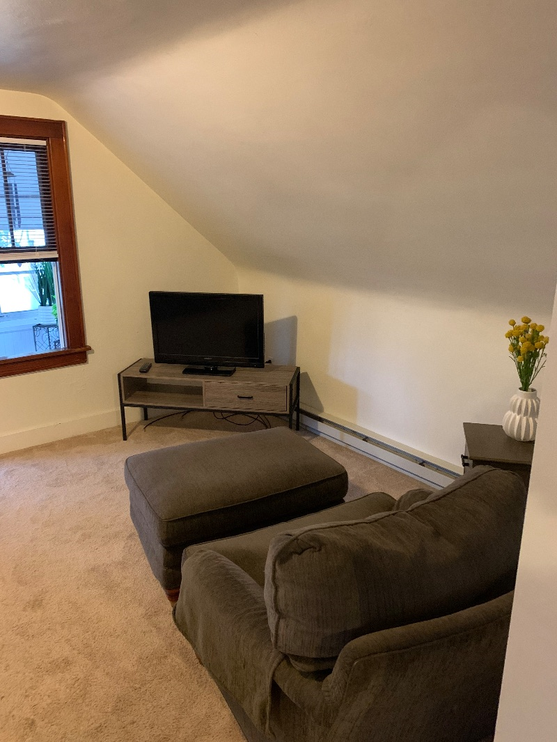 Charming fully furnished apartment 3 blocks from CVPH - Photo 8