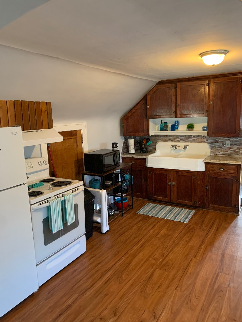 Charming fully furnished apartment 3 blocks from CVPH - Photo 2