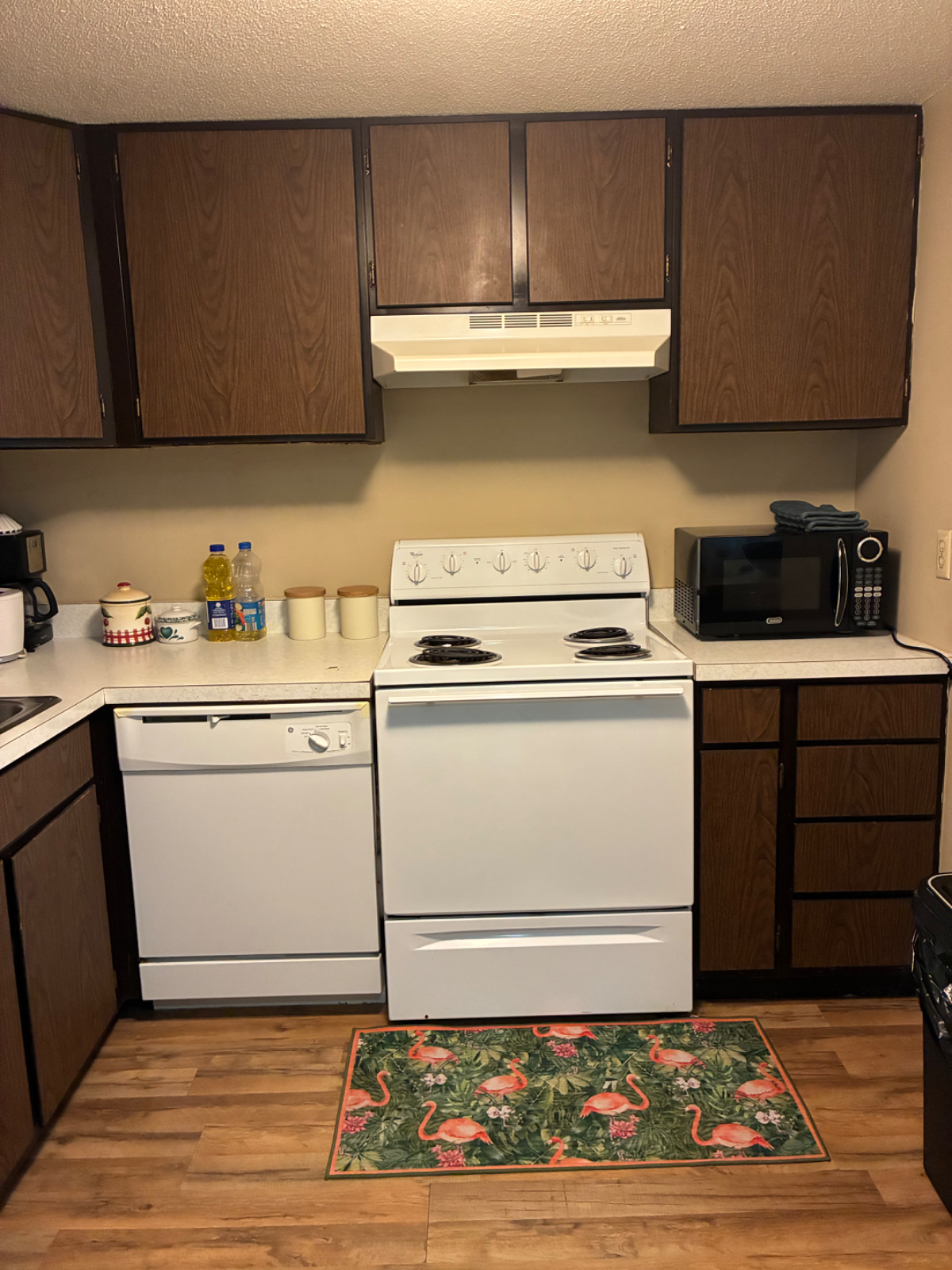 Secure furnished cozy 1 bedroom apartment - Photo 9