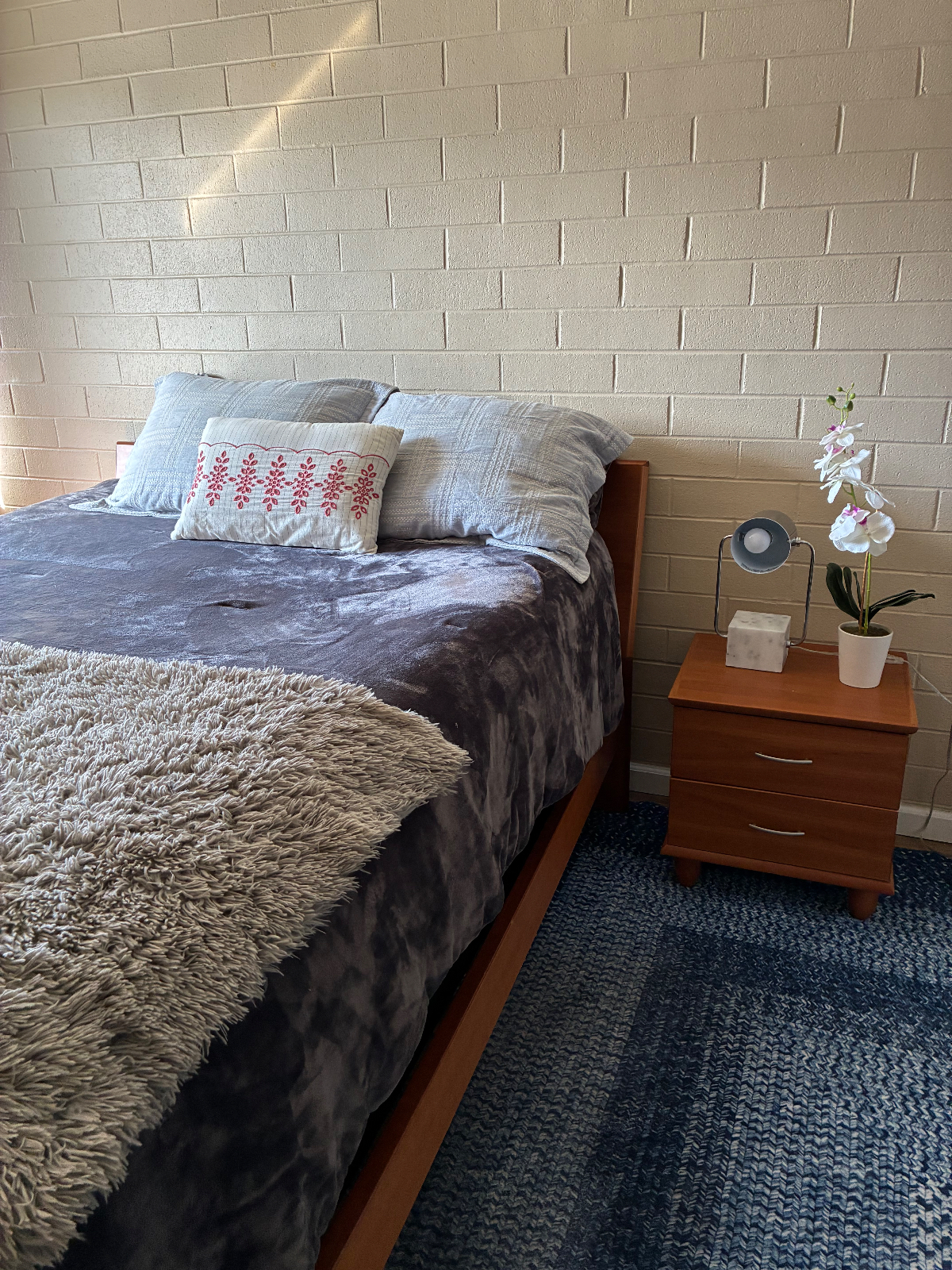 Secure furnished cozy 1 bedroom apartment - Photo 2