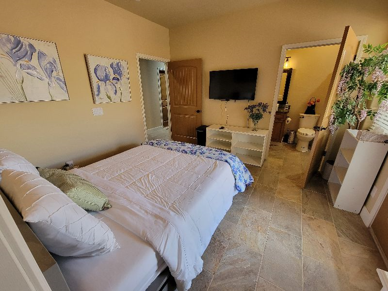 Just like home--Dog Friendly Luxury private entrance bedroom suite with all the extras