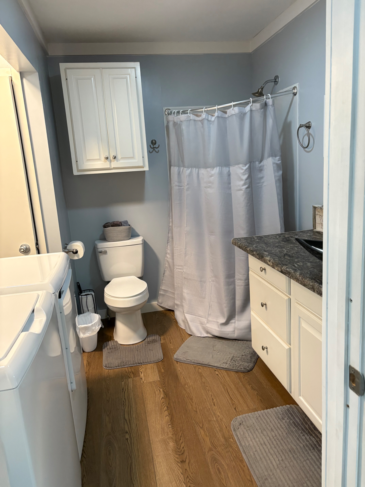 Private One Bedroom Apartment Centrally Located - Photo 11