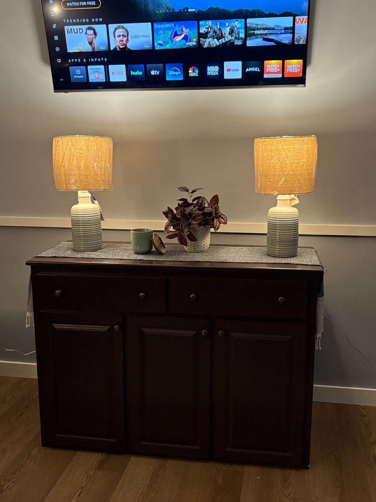 Private One Bedroom Apartment Centrally Located - Photo 1
