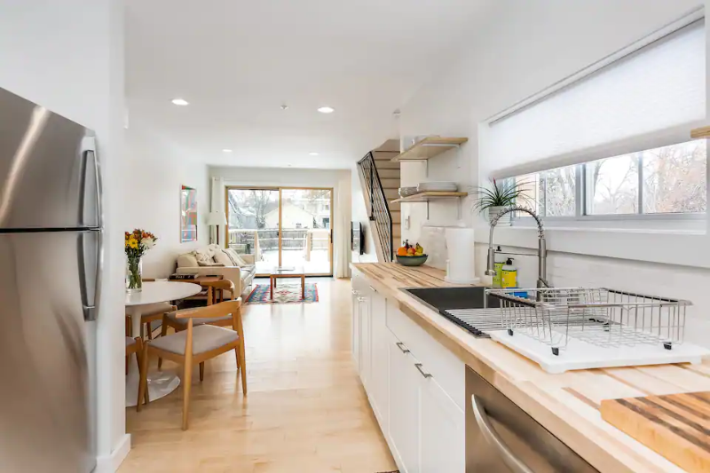 Beautiful Modern Cottage in Burlington's Southend - Photo 2