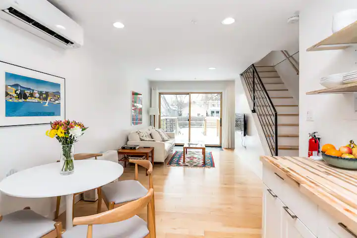 Beautiful Modern Cottage in Burlington's Southend - Photo 3