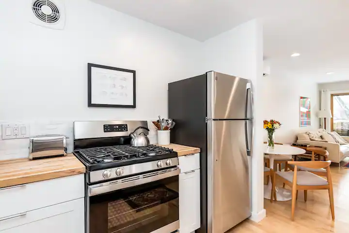 Beautiful Modern Cottage in Burlington's Southend - Photo 4
