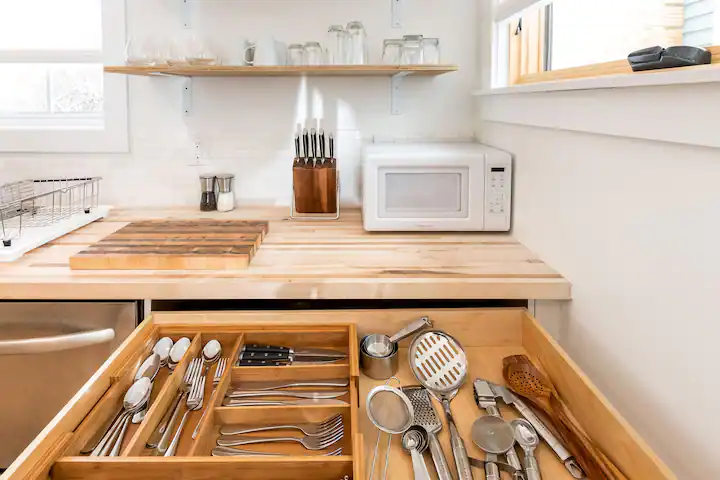 Beautiful Modern Cottage in Burlington's Southend - Photo 5