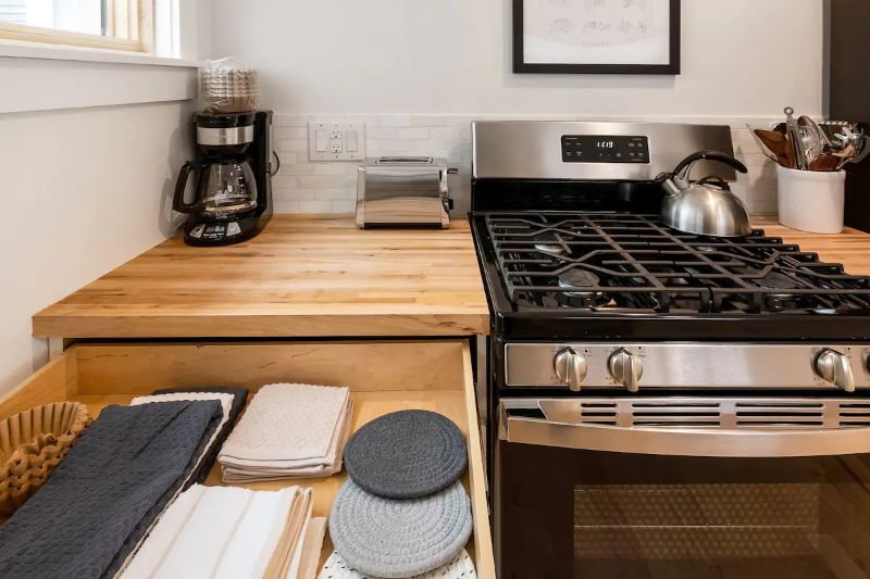 Beautiful Modern Cottage in Burlington's Southend - Photo 6