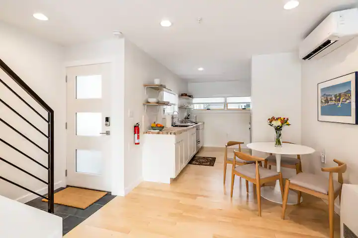 Beautiful Modern Cottage in Burlington's Southend - Photo 7