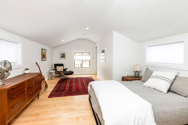 Beautiful Modern Cottage in Burlington's Southend - Photo 8