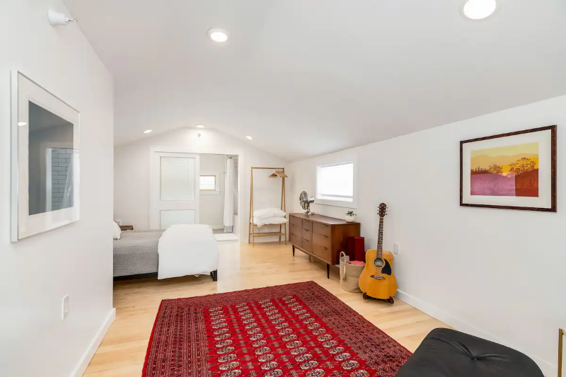 Beautiful Modern Cottage in Burlington's Southend - Photo 9