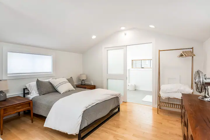 Beautiful Modern Cottage in Burlington's Southend - Photo 10