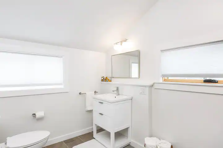Beautiful Modern Cottage in Burlington's Southend - Photo 11