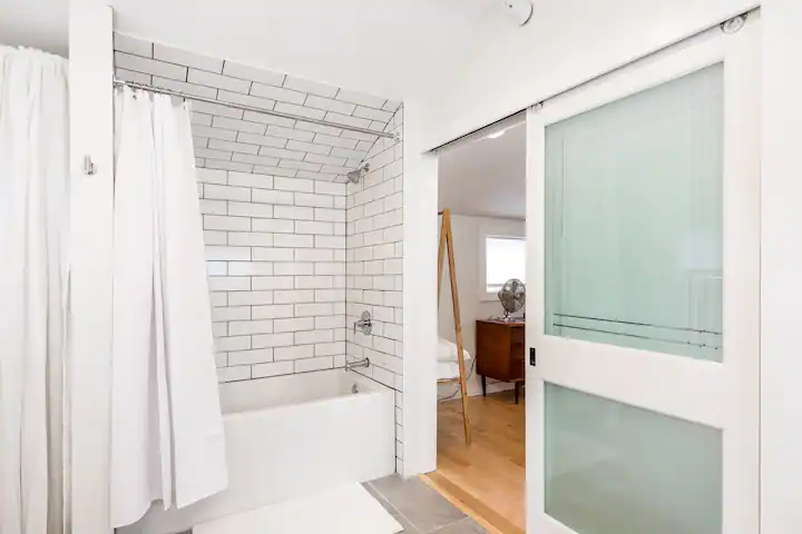 Beautiful Modern Cottage in Burlington's Southend - Photo 12