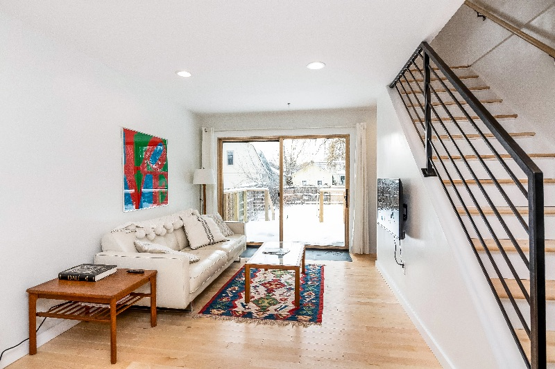 Beautiful Modern Cottage in Burlington's Southend - Photo 1