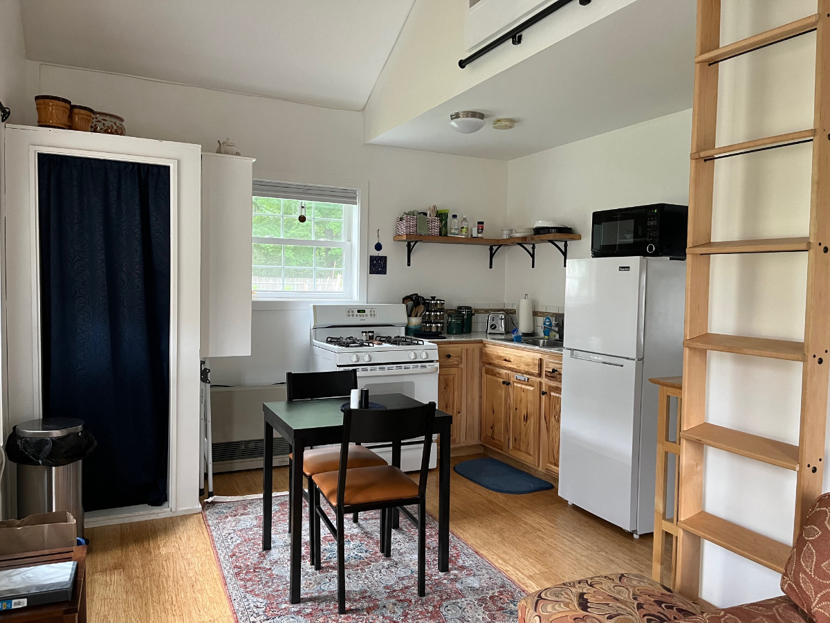 Entire Tiny House in quiet, safe neighborhood.  Close to everything.  On the busline. - Photo 8