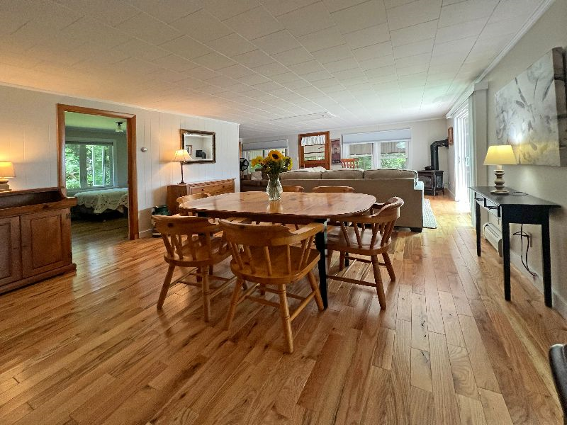 Charming 3BR Lakefront Home - Photo 6