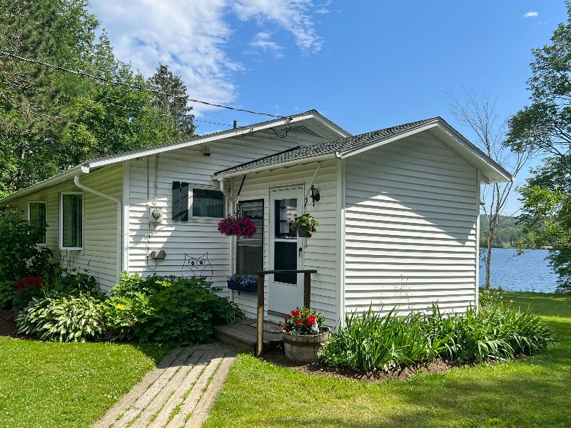 Charming 3BR Lakefront Home - Photo 1