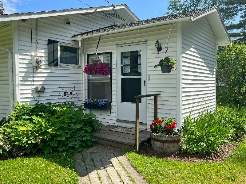 Charming 3BR Lakefront Home - Photo 3