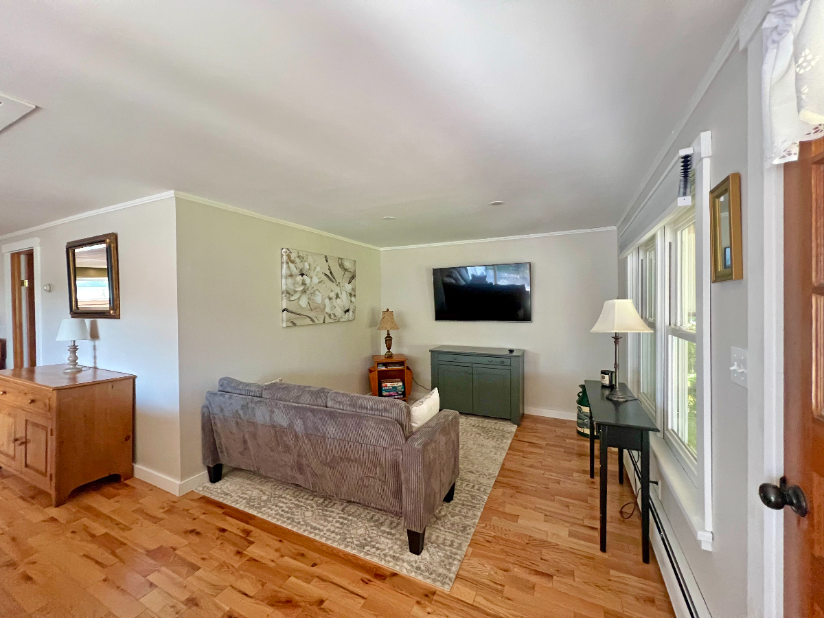 Charming 3BR Lakefront Home - Photo 11