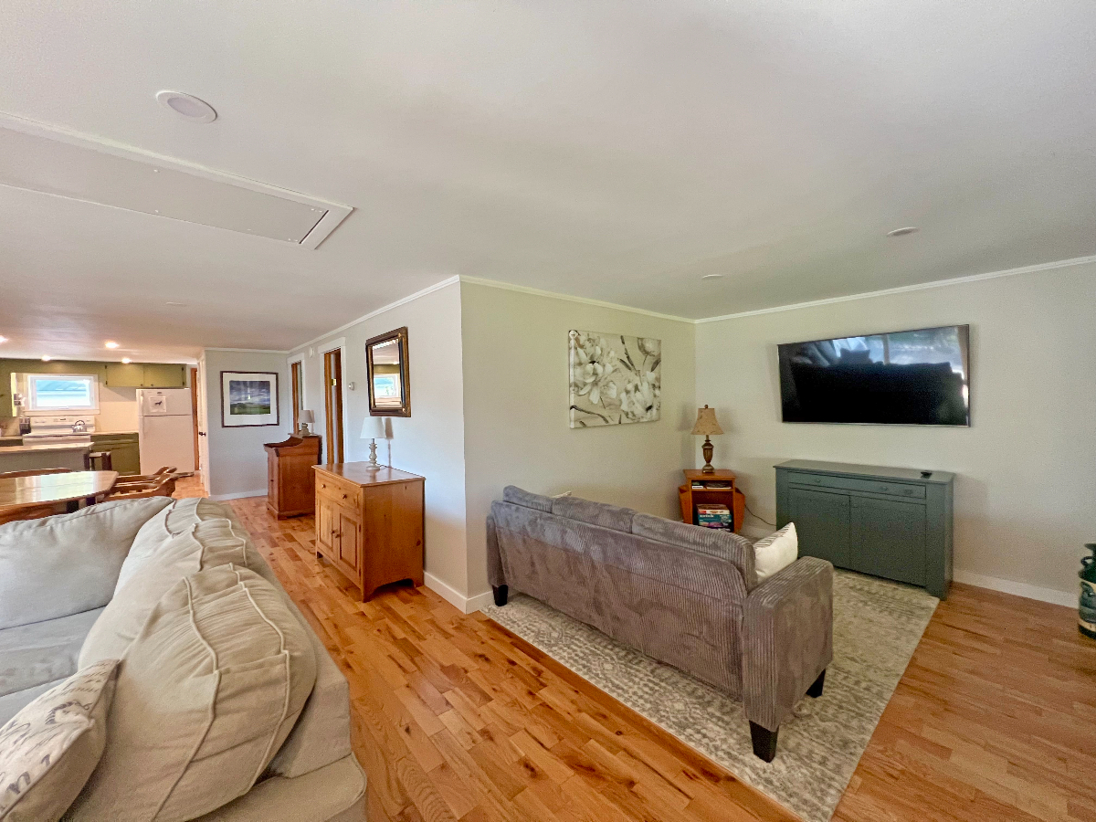 Charming 3BR Lakefront Home - Photo 12