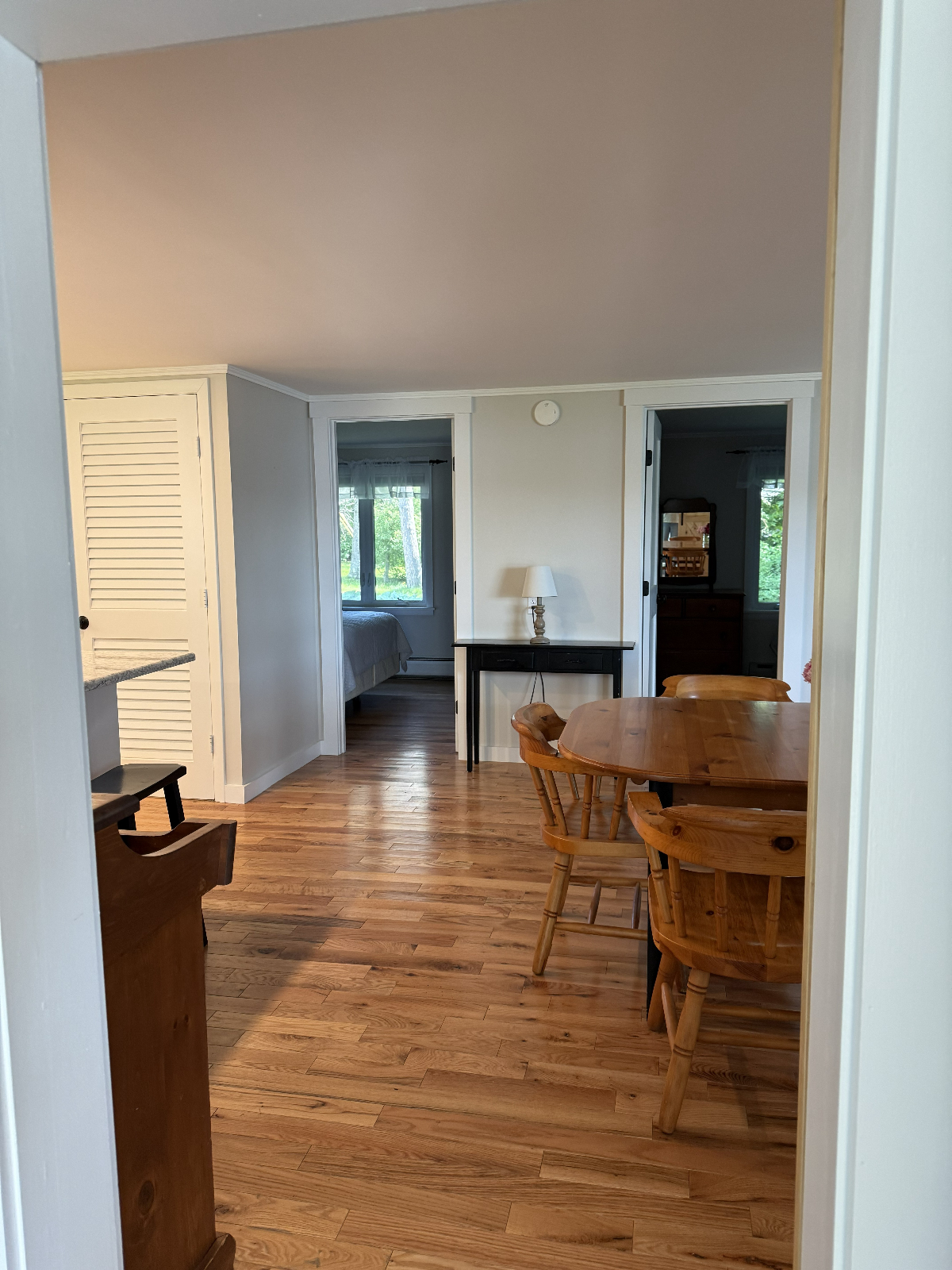 Charming 3BR Lakefront Home - Photo 8