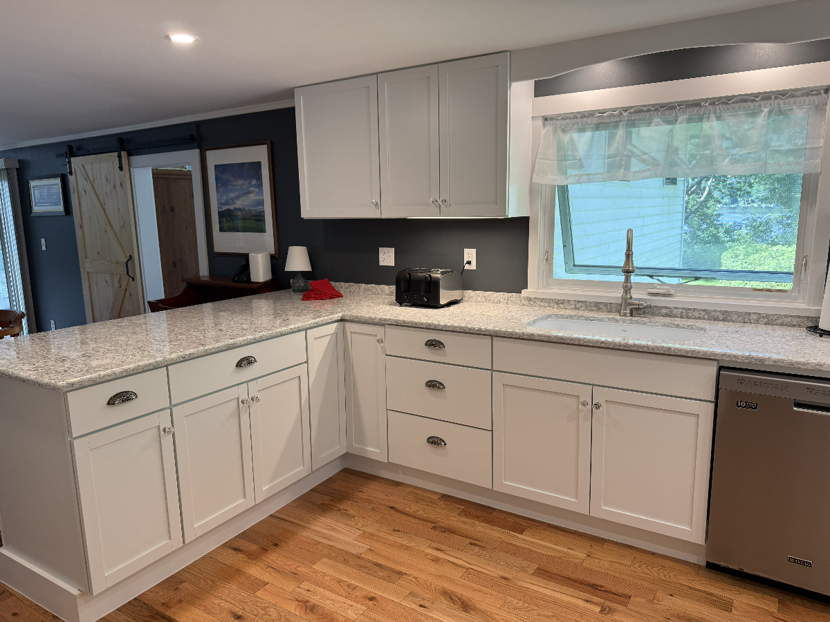Charming 3BR Lakefront Home - Photo 4