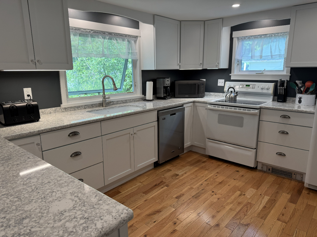 Charming 3BR Lakefront Home - Photo 5