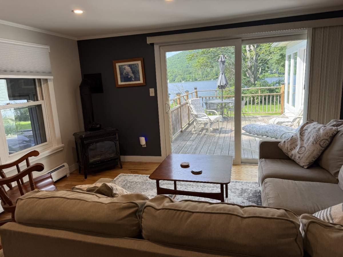 Charming 3BR Lakefront Home - Photo 10