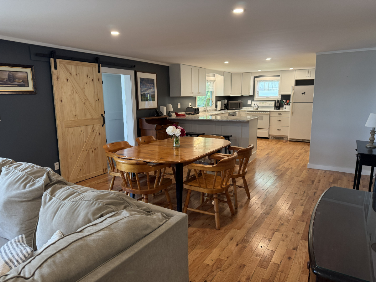 Charming 3BR Lakefront Home - Photo 9