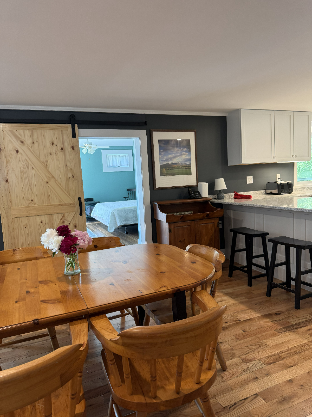 Charming 3BR Lakefront Home - Photo 7