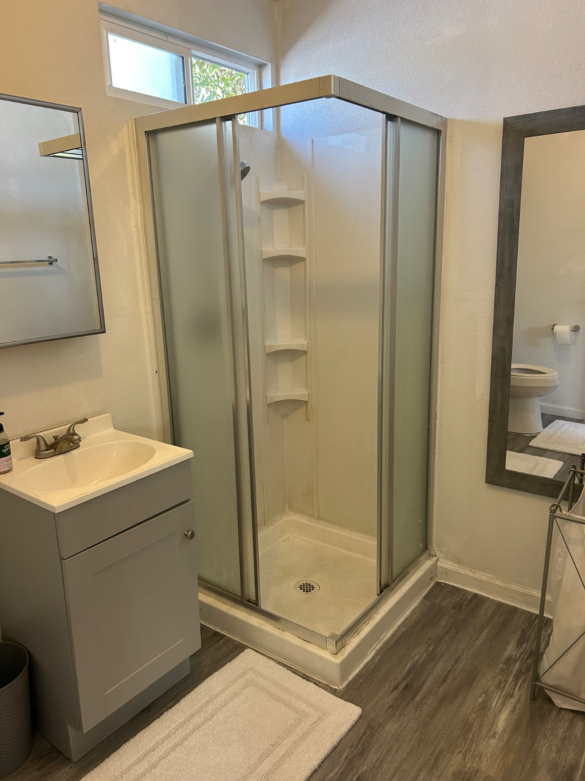 Adorable studio guesthouse in Los Angeles great for Traveling Nurses - Photo 3