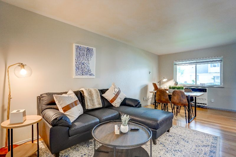 Free Parking. Private Entrance. Close to Med Cente