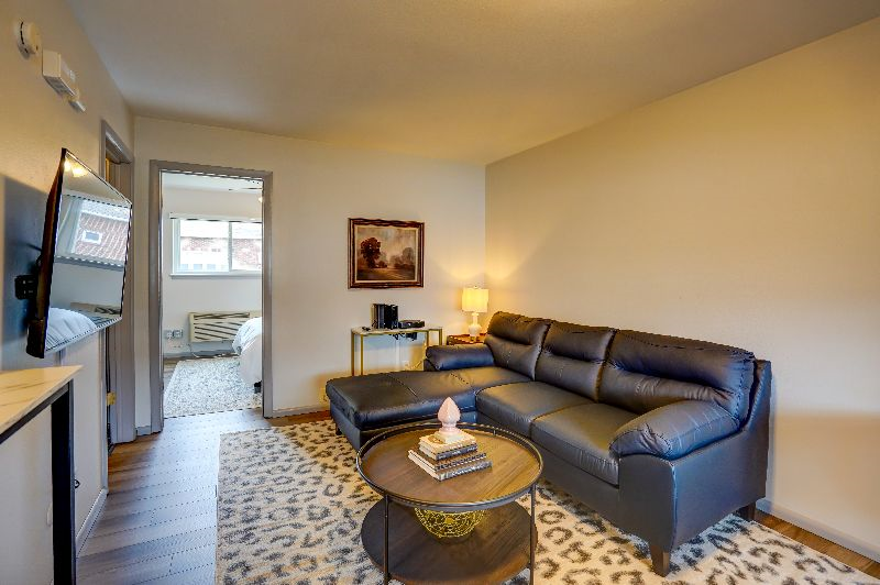Free Parking-Pet Friendly-Private Entry-MedCenter
