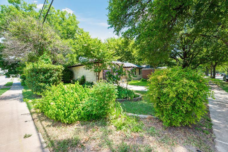 Cheerful home, sleeps 11, outdoor grill +dining!!! - Photo 2