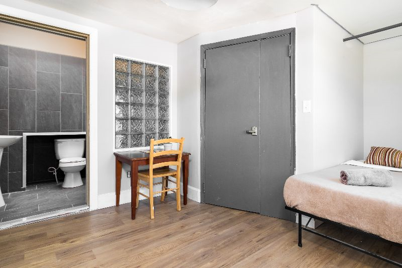 COZY ROOM WITH 2 SINGLES. BATH & OFFICE, FAST WIFI