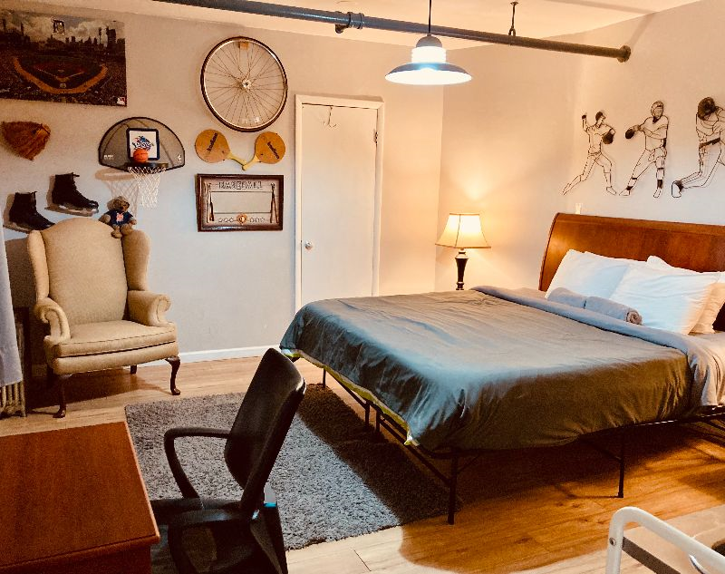 COZY KING, Bath & Kitchenette, Fast Wi-fi & Office